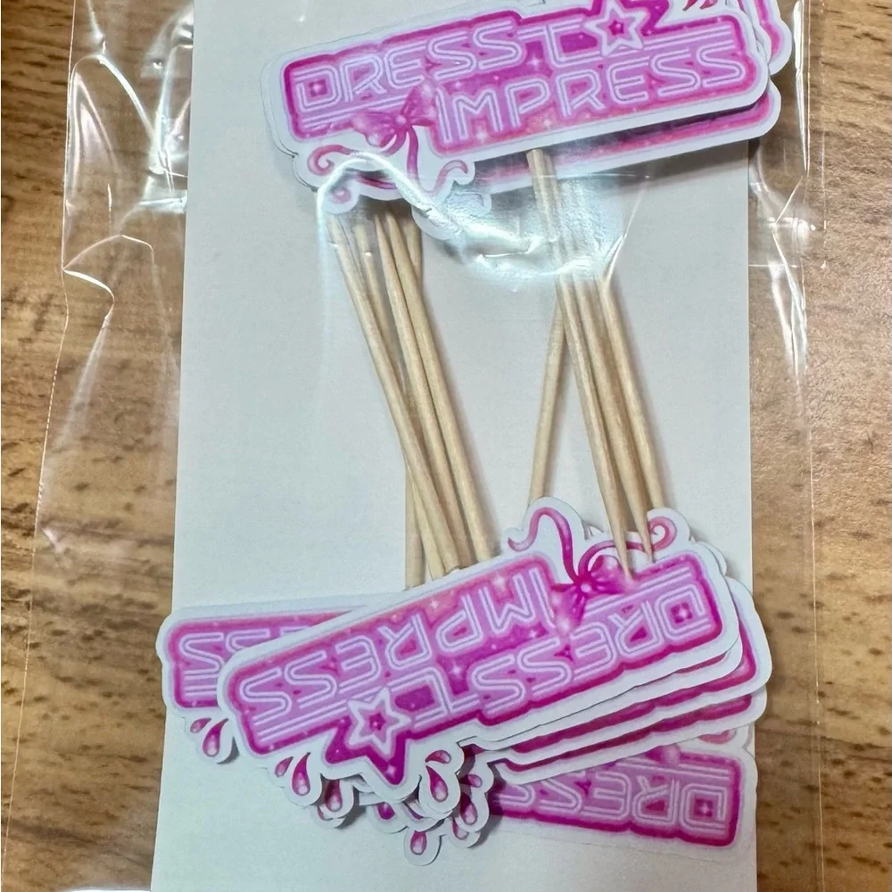 Dti dress to impress girls Roblox logo cupcake toppers